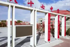 hui做班主任——学生眼中的她。小小的“主任”有大大的责任视频封面