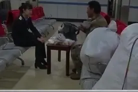 河南农民工邢万强回家，两天没吃饭背包里都是零食，满满的父爱令人落泪视频封面