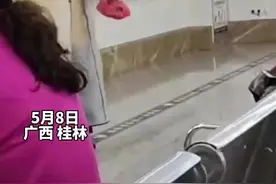 小伙双腿戴义肢送外卖，网友：我们四肢健全的人还抱怨什么呢。#外卖 #外卖小哥 @抖音短视频视频封面