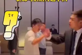 婚宴开始前被要求付全款 否则不上菜 新郎与酒店起争执#金融观察 视频封面