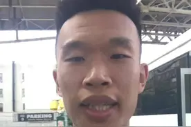 带大家看一看美国的洛克公园篮球场。视频封面