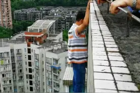 男子#做梦梦到在天台上，一睁眼还真在天台上，脸都吓白了#重庆dou知道视频封面