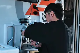 专注做一件幸福的事情☕️～感谢摄影师把我拍的这么帅 😂视频封面