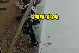 12月26日，湖南湘潭。“妈妈，那是什么！”两岁半宝宝首次见到雪，反应太可爱……网友：被宝宝踩雪的第一反应萌化了。视频封面
