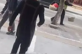 温暖！交警偶遇卖菜的老人，一番询问帮老人挑起担子找摆摊的地方#感动视频封面