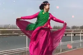 用手机相机拍慢动作，拍完上传抖音，添加特效撒金粉，天使光芒和迷幻烟雾，我说的够详细了吧？你会了吗？视频封面