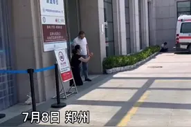 一女子在医院急诊科外跪地祈祷！视频封面