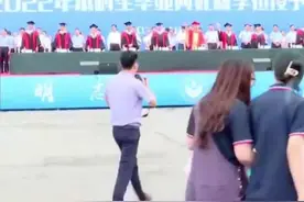 “同学们先退场，我们送大家”，毕业典礼散场校领导让学生先走视频封面