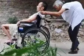 世界上最伟大的爱是母爱！百岁母亲精心照顾卧病儿子40年。#正能量 #感动 #母爱视频封面