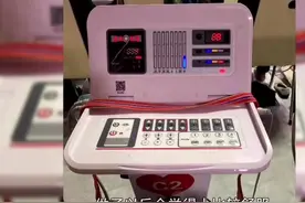 到底是什么“包治百病”的理疗仪，让老人如此着迷？甚至不惜与家人反目…@抖音短视频视频封面