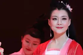 #一爱千年 音乐剧首战告捷，谢谢家人送来的花和巧克力，我非常喜欢。我会尽快上来跟大家见面的，爱你们@抖音短视频视频封面