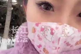 12月13日，黑龙江哈尔滨，女生美瞳掉出来为防止变干，放嘴里应急。