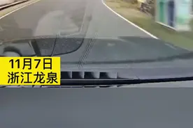 大爷“脚刹漂移”躲避车辆。乡间道路，请多观察路况，注意安全！视频封面