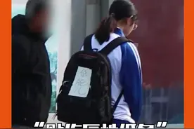 看见女生被贴侮辱性纸条，你会怎么做？“把头抬起来孩子，永远怒视他们。”#正能量 视频封面