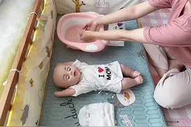新手妈妈们记住啦！男女宝宝穿纸尿裤方式是不一样的哦，为了避免红pp，一定要让你的老公学起来！#母婴育儿视频封面