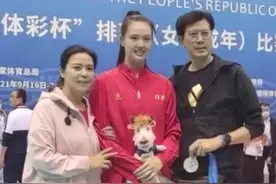 张常宁和他爸爸简直就是复制粘贴，合影的时候妈妈垫脚合影好可爱。真是幸福的一家人。#张常宁 #全运会 #火星哥Skate #SilkSonic视频封面