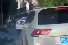 女子站在他人车顶跳舞，还跳到了视频车上😤视频封面