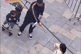 爸爸带孩子下楼买糖葫芦，妈妈在楼上拍到这样一幕😂#爸爸带娃 #糖葫芦 #趣事 @抖音短视频 视频封面