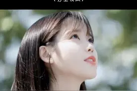 等你女朋友睡着了，把这段话发给她吧！ （甜甜的表白文案快收藏） 我们在一起一个月啦，其实我也不知道什么是爱，遇到你之后整个世界都是甜的，所以说出了很多幼稚的话，但这些话仅限对你说，虽然我不是第一个拥抱你的人，不是第一个牵你手的人也不是你第一个喜欢的人，但我想陪你很久很久，喜欢不可能单单几次心碎就会喊停所以说缝缝补补又能继续爱你!我说不出什么是爱，我只知道和你一起快乐是真的，难过的眼泪也是真的。当你生气的时候不理我 跟我说要睡觉了。我会守着手机躺在床上发呆,时不时打开手机看看,抱怨你为什么还不理我。虽然你喜欢说反话,喜欢粘人,喜欢嘴硬,但我就是喜欢你小小的个子,肉嘟嘟的脸，骂骂咧咧的样子，我心中完美的身材，我不会因为你说反话就离开你。宝,我希望我一直陪在你身边，我希望经历的所有幸运事都是和你一起发生的，我希望我们在一起即使什么也不做，什么也不说，依然觉得很舒服,你懂我的想法,懂我的沉默,知道我是怎样的人，当我们都想放弃的时候我们自己好好想一想当初在一起有多么的不容易，我们坚持了这么久。在二十岁的年龄遇见你，也成为了我最喜欢的人，你对于我来说很重要，很想和你有一个很长的未来。#情话 #恋爱视频封面