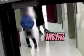 熊孩子在走廊撒尿，家长劝阻未果，男孩不服气还朝监控竖中指视频封面
