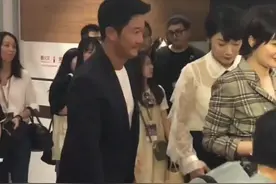 #吴京 吴京的人品已经好的没话说了 合影避免挡着后面的人宁可自己屈膝跪地 高调做人低调做事 都说发第二次能火？视频封面