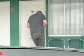 当你尿急回家上厕所却一直开不了门视频封面