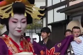花魁多梳立兵库，穿著华丽的和服，身穿约20公斤的衣裳，脚踏奇高且重木屐，“花魁走路比牛车慢”一说法#花魁视频封面