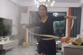 #笑不活了 媳妇学海底捞扯面表现，一不小心把面甩到了婆婆脸上！@万年之窗视频封面