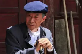 演好角色是演员的首要职责！#李雪健 不忌讳穿着电影原型杨善洲的遗物#老艺术家的自我修养视频封面