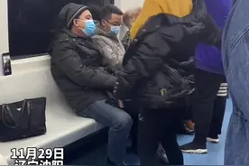 11月29日，辽宁沈阳，#大姐地铁上沉浸式热舞，网友：感觉时间都静止了。视频封面