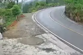 湖北恩施318国道，货车弯道处急刹失控，急打方向后冲下山崖。此前有货车司机跳车避险。#事故多发路段 #危险瞬间视频封面