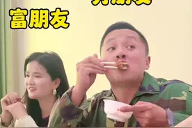 今天偶遇几个多年不见的好朋友，难得一起吃饭，买单时才发现没带够钱，这时旁边的朋友看见了，她悄悄把钱递给我，避免了尴尬局面，好朋友在心中！#情感#正能量#朋友视频封面