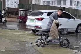 大叔起电动车过水坑时，没骑过去还弄掉鞋子。网友：穿上鞋子是他最后的倔强！视频封面