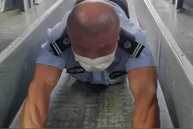 公交司机爱上健腹轮
公交车也能当健身房
每天锻炼一小时 狂瘦33斤视频封面