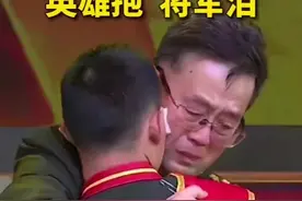 在司令员的眼里，杜富国既是他的兵又是他的孩子，将军的心疼如父亲般的慈爱！致，军礼！！ "致敬英雄 "杜富国 视频封面