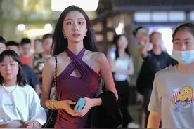 摄影师追了几条街的纤细苗条的骨感#美女 锁骨诱惑极致销魂#街拍美女#夏日穿搭视频封面