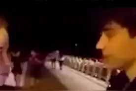 解气！乌克兰主播街头恶作剧，凑近陌生女孩亲吻其脸颊，被路人一拳打翻。视频封面