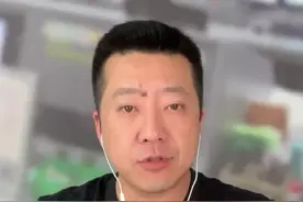 暖心！浙江嘉兴平湖两位00后小伙曹俊毅、陆鸣洲，在路口默默守护受伤老人，全网点赞！#大v说 #见义勇为 #嘉兴平湖2位00后小伙守护老人视频封面