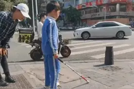 盲童妈妈教孩子独立走盲道，一个不起眼的变化都会让他步履维艰。网友：加油宝贝！你是最棒的视频封面