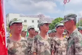 当教官遇到广东学生军训时，“你是广东人吧？” “你怎么寄道捏？”#新生军训 #普通话太烫嘴视频封面
