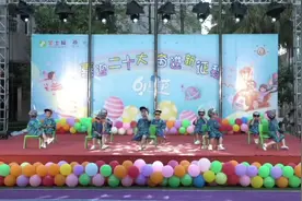 小班小男生的凳子舞，好酷啊#六一舞蹈 #六一文艺汇演视频封面