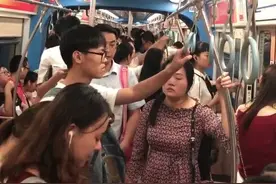 3号线十点半的末班车，依然挤满了人#welcometo重庆 忙碌的山城人，辛苦了，#中秋节 快乐视频封面