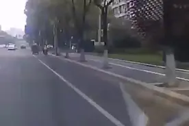 前车不按导向车道行驶，从右转车道直行怎么处罚@常州交警视频封面
