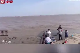 上海一对情侣沙滩边热吻不知涨潮，保安狂喊：别亲啦，涨潮啦@抖音短视频视频封面