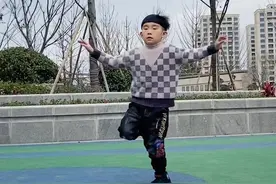 #精神小伙 #跟着小英夫妻舞蹈嗨起来 @小英夫妻曳步舞：温州一家人 视频封面