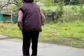 患失忆症的母亲几乎忘记了所有，却记着每天喊儿子回家吃饭#母爱视频封面