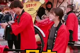 日本美女车夫的装扮非常有传统的特点，她们穿的鞋是老式的“足袋”也被称为分趾鞋，据说这样有利于拉车时脚部的舒适视频封面