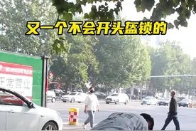 共享电动车头盔的正确解锁方式#一盔一带dou知道 #安全骑行头盔必须戴 #交通安全视频封面