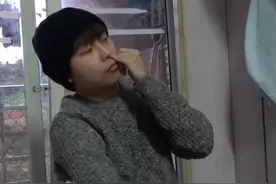室友脚巨臭该怎么办？我没办法了，他还要和我同归于尽，嘤嘤嘤视频封面