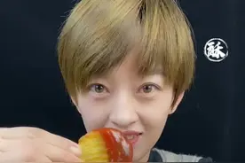 只要三种材料就可以吃到外酥里嫩的薯饼！#跟着抖音学做菜 #一口吃掉春天 #抖音美食 #美食教程 #今天吃什么 #doudream创作者计划 #太好吃了 @夏季季(很OK)